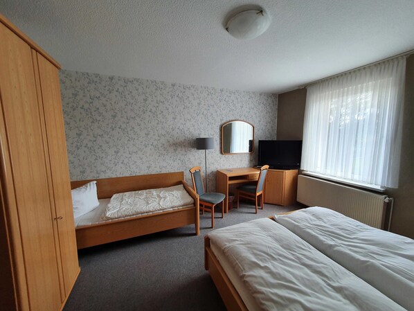 Dreibettzimmer mit Doppelbett und Einzelbett