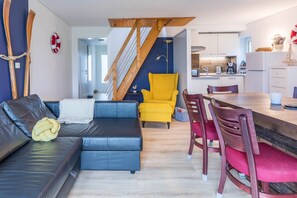 Offener Wohnraum mit Treppe ins OG