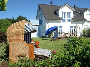 Garten mit Strandkorb