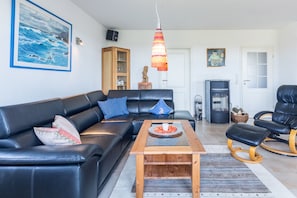 großzügige Couch Kamin