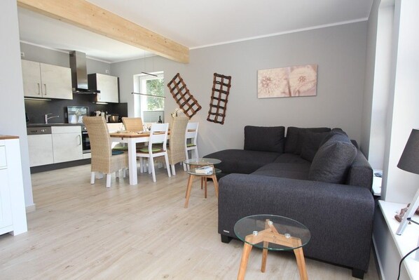 Wohnzimmer mit Wohnküche