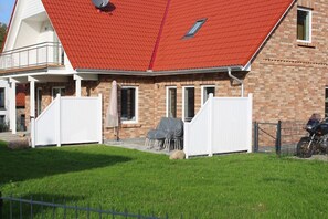 Hausansicht Blick auf die Terrasse