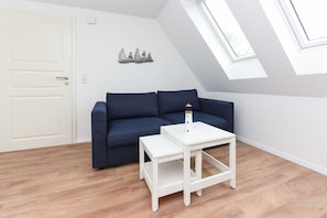 Wohnzimmer mit integriertem Küchenbereich
