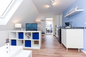 Wohnzimmer mit integriertem Küchenbereich