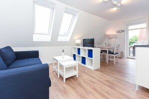 Wohnzimmer mit integriertem Küchenbereich