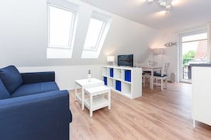 Wohnzimmer mit integriertem Küchenbereich