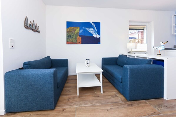 Wohnzimmer mit integriertem Küchenbereich