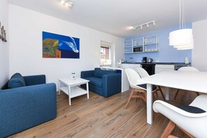 Wohnzimmer mit integriertem Küchenbereich