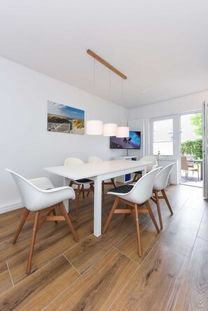 Wohnzimmer mit integriertem Küchenbereich