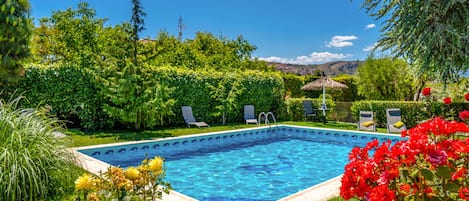 Piscina privada con Jacuzzi