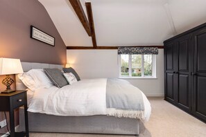 The Granary, Cretingham: Master bedroom with double bed