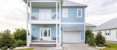 Adorable beachside cottage in quiet neighborhood just two blocks from the beach!