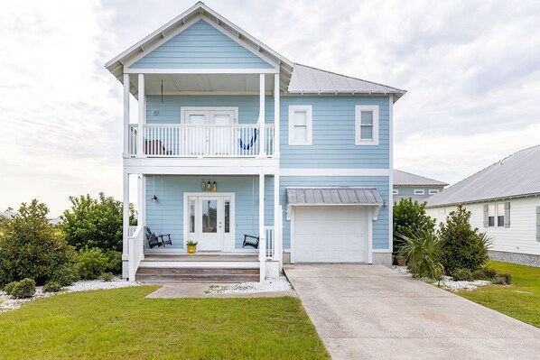 Adorable beachside cottage in quiet neighborhood just two blocks from the beach!