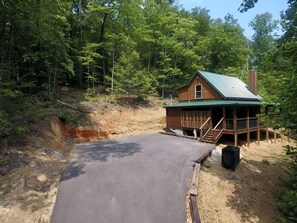 Hilltop Hideaway driveway view