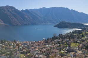 Photo aérienne par drone de l\'emplacement de la propriété à Mezzegra