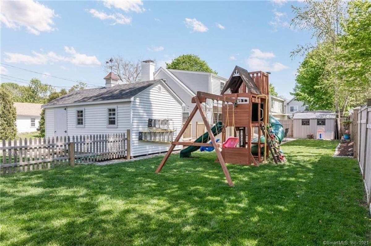Madison, CT – Coastal Modern House w/ Private Beach & Large Fenced in Backyard