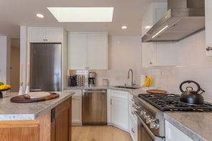 Spacious apartment kitchen with Skylight. 
Fully equipped. Center island. 