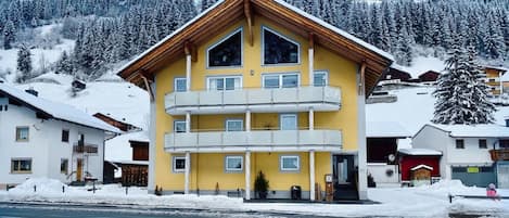 Himmel, Wolke, Schnee, Gebäude, Eigentum, Fenster, Berg, Haus, Steigung, Baum