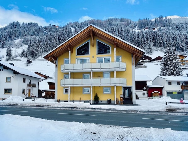 Himmel, Wolke, Schnee, Gebäude, Eigentum, Fenster, Berg, Haus, Steigung, Baum