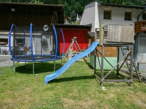 Fenster, Schatten, Gebäude, Gras, Spielplatz, Öffentlicher Raum, Baum, Erholung, Rutsche, Freizeit