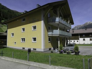 Himmel, Gebäude, Pflanze, Fenster, Haus, Grundstueck, Hütte, Urban Design, Auto, Gras