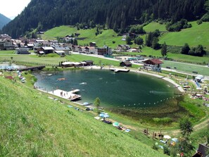 Wasser, Wasservorräte, Berg, Grün, Natürliche Landschaft, Gewässer, Hochland, Baum, See, Gras