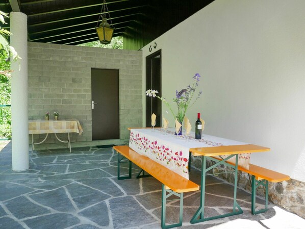 Tabelle, Möbel, Gebäude, Grün, Pflanze, Stuhl, Holz, Interior Design, Fussboden, Haus