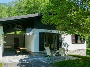 Pflanze, Gebäude, Eigentum, Möbel, Fenster, Tabelle, Schatten, Baum, Gartenmöbel, Stuhl