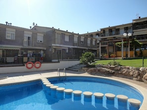 L'Eau, Ciel, Jour, Propriété, Fenêtre, Bâtiment, Bleu Azur, Piscine, Architecture, Plante
