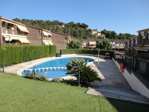 Plante, Ciel, L'Eau, Jour, Bâtiment, Fenêtre, Piscine, Bleu Azur, Ombre, Arbre
