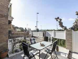 Ciel, Propriété, Table, Meubles, Bâtiment, Pot De Fleur, Chaise, Plante, Tableau De Plein Air, Mobilier De Jardin