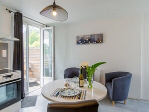 Möbel, Tabelle, Pflanze, Stuhl, Cabinetry, Beleuchtung, Holz, Interior Design, Wohnzimmer, Fussboden