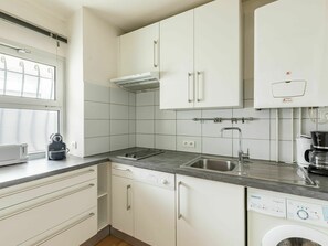 Cabinetry, Evier, Robinet, Comptoir, Évier, Propriété, Blanc, Luminaire Plomberie, Cuisinière, Cuisine