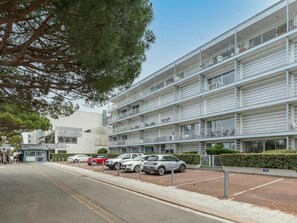 Bâtiment, Ciel, Voiture, Propriété, Plante, Véhicule, Roue, Infrastructure, Fenêtre, Arbre