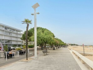 Himmel, Pflanze, Strassenlicht, Strassenbelag, Gebäude, Schatten, Urban Design, Baum, Strasse, Arecales