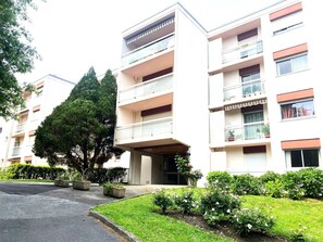 Wohnung, Wohngebiet, Nachbarschaft, Eigentumswohnung, Zuhause, Menschliche Siedlung, Balkon, Vorort, Auffahrt, Garten