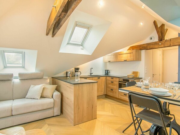 Table, Meubles, Propriété, Bâtiment, Canapé, Cabinetry, Bois, Chaise, Design Intérieur, Comptoir