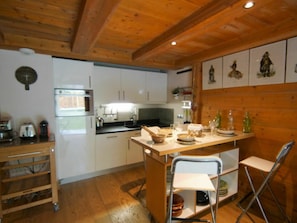 Tabelle, Möbel, Eigentum, Cabinetry, Küchengerät, Küche, Holz, Countertop, Beleuchtung, Interior Design