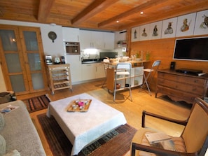 Eigentum, Möbel, Tabelle, Cabinetry, Holz, Gebäude, Interior Design, Küchengerät, Wohnzimmer, Stuhl