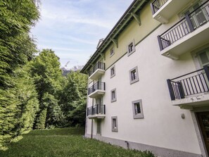 Pflanze, Fenster, Wolke, Gebäude, Himmel, Grundstueck, Gras, Grundeigentum, Urban Design, Fassade