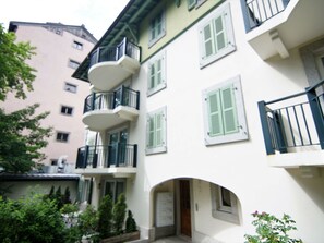 Pflanze, Gebäude, Fenster, Urban Design, Nachbarschaft, Materialeigenschaft, Wohngebiet, Eigentumswohnung, Fassade