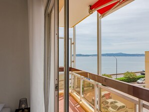 Himmel, Gebäude, Wasser, Holz, Schatten, Fenster, Fussboden, Wohnzimmer, Wolke, Grundeigentum