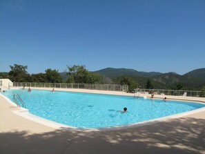 L'Eau, Ciel, Piscine, Bleu Azur, Ombre, Arbre, Loisir, Rectangle, Montagne, Immobilier
