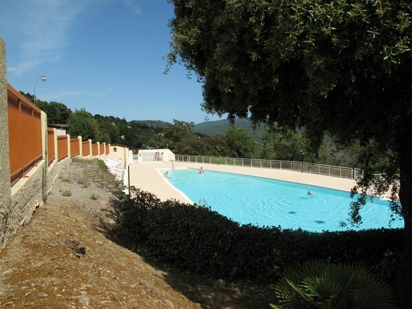 L'Eau, Bâtiment, Piscine, Ciel, Arbre, Plante, Ombre, Herbe, Loisir, Paysage