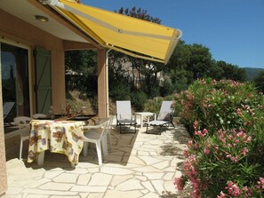 Bâtiment, Meubles, Fleur, Ciel, Plante, Table, Chaise, Ombre, Tableau De Plein Air, Mobilier De Jardin