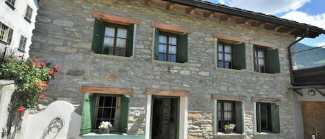 Cielo, Ventana, Propiedad, Nube, Edificio, Planta, Azur, Puerta, Barrio