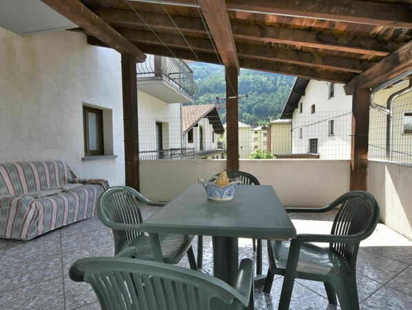 Table, Furniture, Property, Chair, Building, Wood, Window, Shade, Interior Design, Lighting