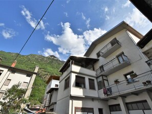 Cloud, Sky, Building, Window, Urban Design, House, Material Property, Residential Area, City