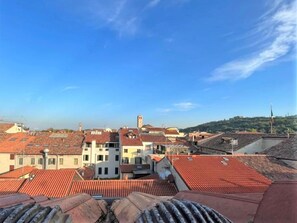 Cloud, Sky, Building, Window, House, Urban Design, Neighbourhood, Residential Area, Horizon