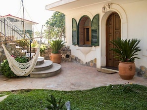 Plante, Propriété, Pot De Fleur, Bâtiment, Fenêtre, Porte, Plante D'Appartement, Ciel, Herbe, Arbre